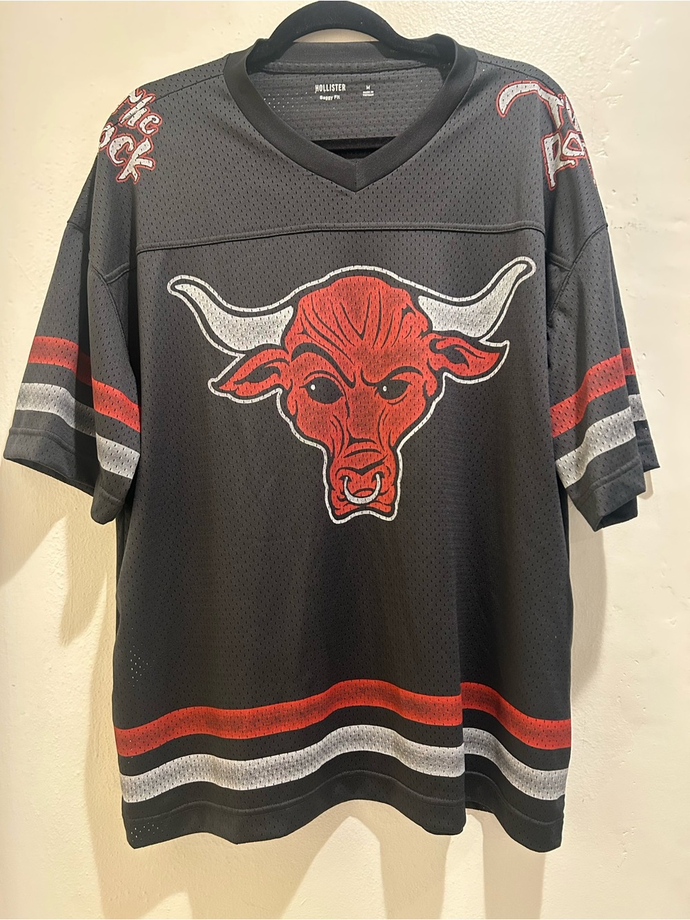Hollister The Rock Men's Black & Red Graphic Short-Sleeve Jersey